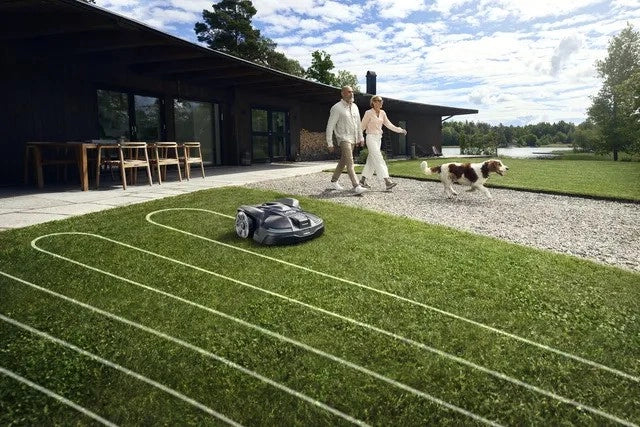 Bild på Husqvarna Automower® 320 Nera Med Slinglös Teknik (Offert) hos Robotshoppen.