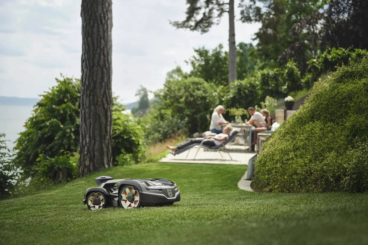 Bild på Husqvarna Automower® 435X AWD Nera Robotgräsklippare (Offert) hos Robotshoppen.